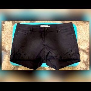 PRICE DROP 🔥 TORRID Shorts • Size 14 | Classic Skinny Vintage Embroidered Lace